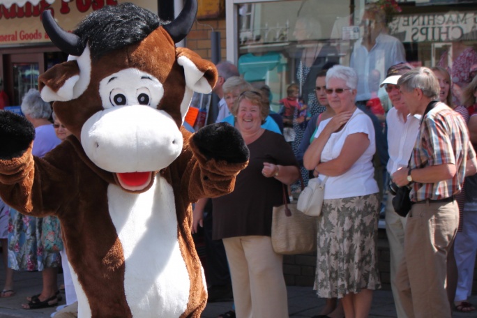 Cattle Country cow at Thornbury Carnival 2010